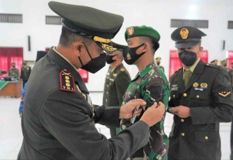 Danrem 071/Wijayakusuma Kolonel Inf. Yudha Airlangga saat menyematkan pangkat prajuritnya . Sabtu (1/10)