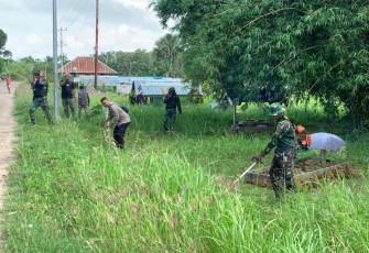 Pembersihan lingkungan TPU di Kampung Killer. Minggu (2/10)