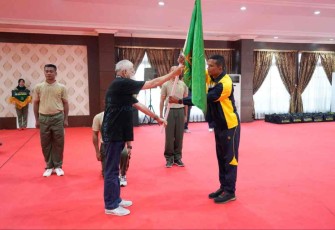 Plt Sekda Prov Sultra Drs Asrun Lio saat menyerahkan bendera melepas kontingen liga santri piala Kasad. Minggu (2/10)