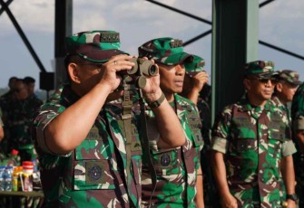 Kasad Jenderal TNI Dudung Abdurachman saat meninjau latihan kecabangan taruna Akmil di Baturaja Sumatera Selatan. Minggu (2/10)