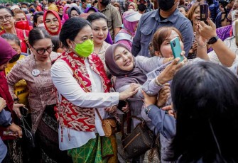 Selfi bersama peserta parade kebaya di Solo, Minggu (2/10)