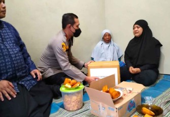 Kapolresta Malang Kota saat belasungkawa ke rumah duka korban insiden kerusuhan di stadion Kanjuruhan. Minggu (2/10)