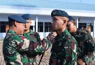 Danlanud Hang Nadim Letkol Pnb Iwan Setiawan saat menyematkan kenaikan pangkat prajuritnya. Senin (3/10)