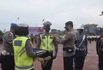 Wakapolda Sumut Brigjen Pol Dadang Hartanto menyematkan tanda operasi Zebra Toba 2022. Senin (3/10)