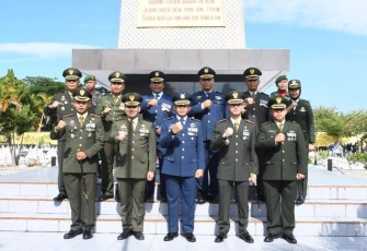 Jajaran TNI ziarah di TMP Madiun, Selasa (10/4)