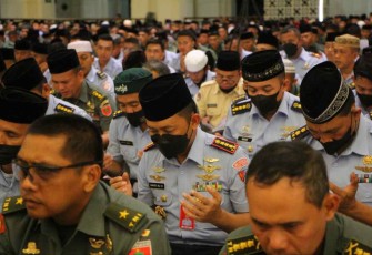 Doa bersama personel Lanud Hasanuddin Makassar. Senin (3/10)