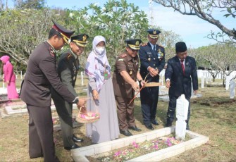 Danlanud Sugiri Sukani Letkol Pnb Supardo Butarbutar saat bersama forkopimda Majalengka tabur bunga di TMP Sawala. Selasa (4/10)