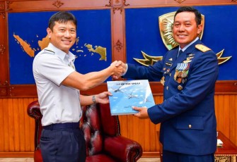 Pangkoopsud I Marsma TNI Bambang Gunarto bersama Brigadir Jenderal Lim Kok Hong delegasi SOEP RSAF Singapura. Selasa (4/10)