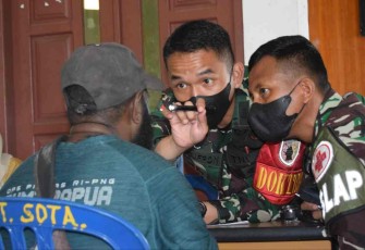 Baksos pengobatan gratis satgas Yonif 511/DY di perbatasan. Selasa (4/10) 