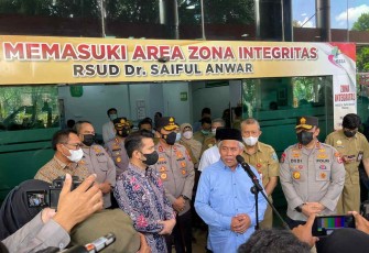 Ketua PWNU Jawa Timur KH. Marzuqi Mustamar saat konferensi pers di Malang. Selasa (4/10)