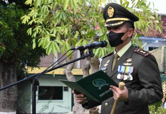 Dandim 0802/Ponorogo Letkol Inf Hirta Juni Adriansyah saat membacakan amanat Panglima TNI. Rabu (5/10)