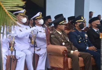 Danlanud Maimun Saleh Letkol Pnb Fahrur Rozi saat mengikuti upacara HUT TNI ke-77. Rabu (5/10)