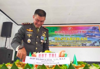Kado Spesial HUT TNI ke-77 Kapolres Pacitan. Kamis (6/10)