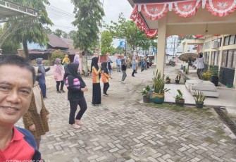 Senam sehat bersama di halaman kecamatan Amuntai Selatan, Jum'at (7/10)