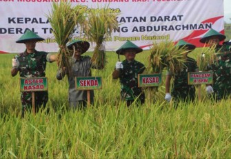Kasad Jenderal TNI Dudung Abdurachman saat panen raya padi di kabupaten Tulungagung. Jum'at (7/10)