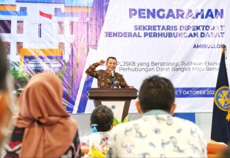 Sekertaris Dirjen Perhubungan Darat Amiruloh saat memberikan pengarahan persiapan pelayanan BLU di Bekasi. Jum'at (7/10) 