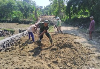 Sertu Supriyono Bantu Warga Ratakan Tanah 
