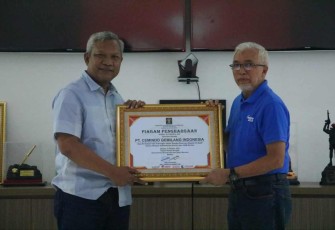 Tejo Harwanto saat menerima piagam penghargaan, Sabtu (8/10)