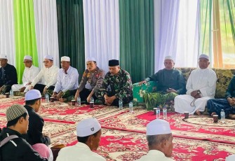Danramil 09/Amuntai Selatan Pelda Iwan Setia Bhakti saat mengikuti Maulid Nabi Muhammad SAW. Minggu (9/10)