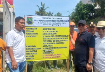 Tinjau pelaksanaan perbaikan jalan Ahmad Dahlan Ciwedus Kota Cilegon. Minggu (9/10)