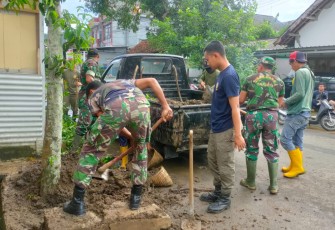 Pembersihan selokan di wilayah binaan