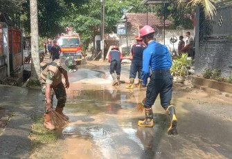 Gotong royong bersama masyarakat bersihkan jalan