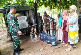 Bantuan air bersih warga terdampak banjir 