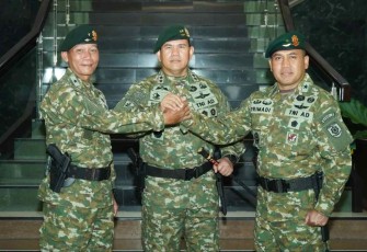 Pangdiv 2 Kostrad Mayjen TNI Syafrial foto bersama usai sertijab Kasdiv 2 Kostrad 