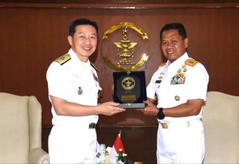 Pangkolinlamil Laksda TNI Agus Hariadi menerima cenderamata perwira Republic of Korea Navy di Jakarta 