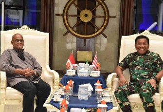 Wakasal Laksdya TNI Ahmadi Heri Purwono bersama direktur media Tempo Group Meiky Sofyansyah