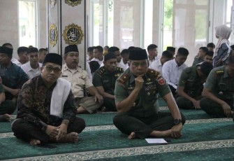 Danrem 142/Tatag Brigjen TNI Farouk menghadiri peringatan maulid nabi Muhammad SAW 1444 H di Masjid Al- Amin. Rabu (12/10)