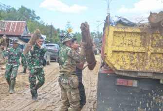 Pembersihan meterial pasca bencana banjir di daerah Kalukku, Kabupaten Mamuju. Rabu (12/10)