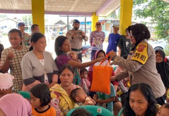 Kapolres Subang AKBP Sumarni saat memberikan paket sembako