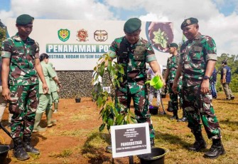 Pangkostrad Letjen TNI Maruli Simanjuntak saat menyiram pohon di Ciwidey Bandung. Rabu (12/10)