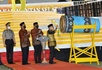 Wapres KH Ma'ruf Amin tabuh beduk resmi buka MTQ tingkat Nasional Ke-29 di Astaka Utama Kiram Park Kabupaten Banjar, Kalsel. Rabu (12/10)