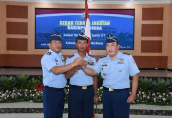 Dankoharmatau Marsda TNI Eddy Supriyono foto bersama usai sertijab 