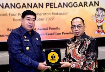 Sekda Provinsi Sulsel Abdul Hayat Gani saat menerima cenderamata. Kamis (13/10)