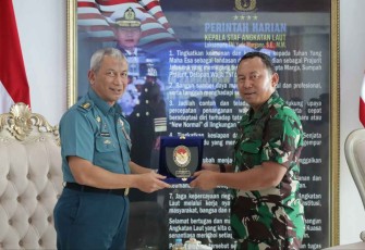 Kepala Staf Koarmada III Laksamana Pertama TNI Rudhi Aviantara saat menerima cenderamata. Kamis (13/10)
