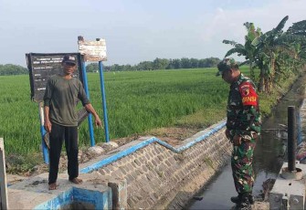 Pengecekan air saluran irigasi desa binaan