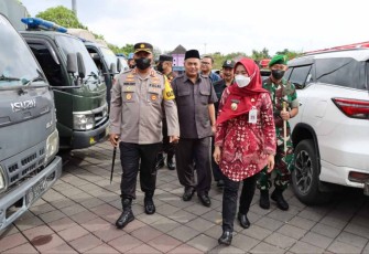 Bupati Demak Dr Eisti'anah saat pengecekan apel pasukan Pilkades serentak 