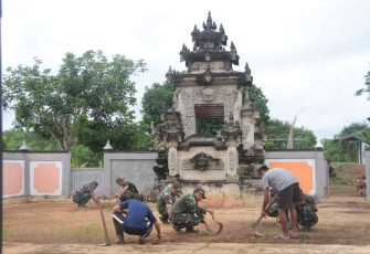 Bersihkan lingkungan pura di perbatasan 