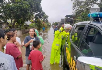 Bantuan warga terdampak bencana banjir di Blitar 