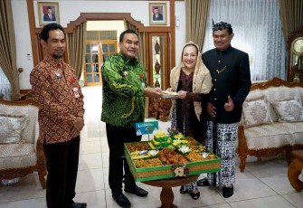 Penandatanganan kesepakatan bersama tentang kerjasama antar daerah Grebang Ratubangnegoro Kertowilangan (Gresik, Jombang, Blora, Tuban, Rembang, Bojonegoro, Mojokerto, Mojokerto Kota, Ngawi, Lamongan, dan Nganjuk), di pendopo Malowopati rumah dinas Bupati Bojonegoro, Kamis (20/10/2022).