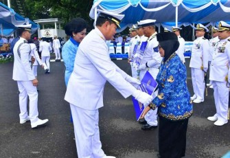Kasal Laksamana TNI Yudo Margono saat memberikan penghargaan 
