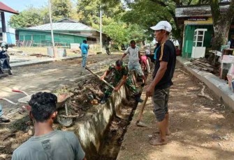 Bersihkan parit bersama warga binaan