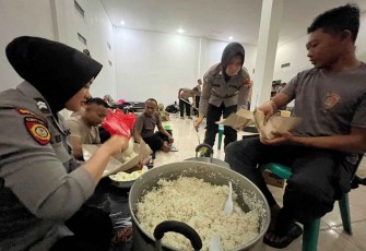 Dapur umum Polres Blitar untuk Korban Banjir