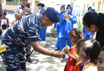 Danlantamal VII Kupang saat memberikan susu di SDK Atapupu