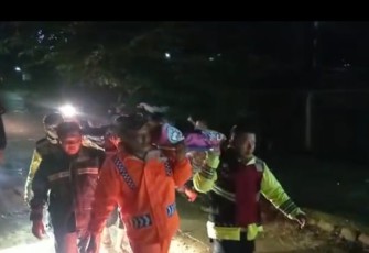 Evakuasi warga tertimbun tanah longsor 