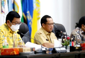 Mendagri Tito saat rakor pengendalian inflasi secara virtual di Jakarta 