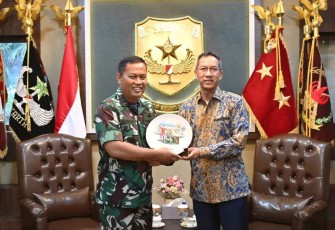 Pangdam Jaya Mayjen TNI Untung Budiharto menerima cenderamata Gubernur DKI Jakarta Drs Heru Budi Hartono di Jakarta 